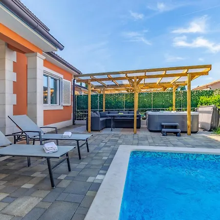 Lotus With Pool And Jacuzzi * Pula