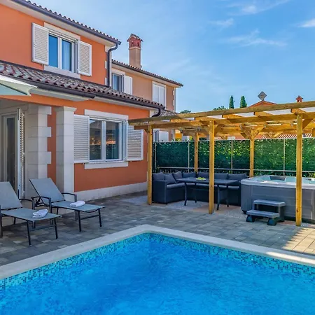 Lotus With Pool And Jacuzzi Pula