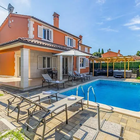 Villa Lotus With Pool And Jacuzzi Pula