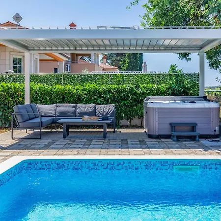 Villa Lotus With Pool And Jacuzzi