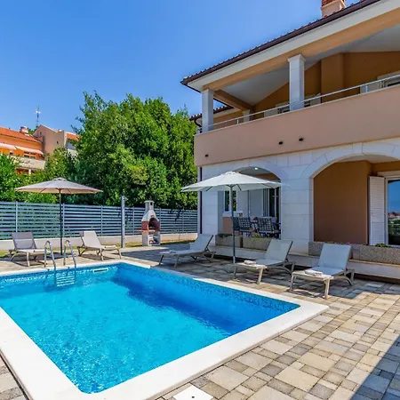 Lotus With Pool And Jacuzzi Pula