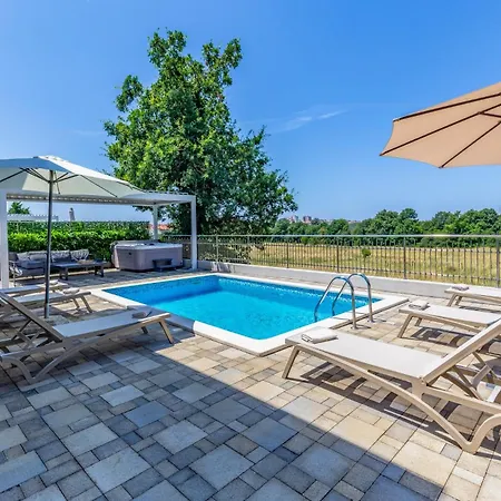 Villa Lotus With Pool And Jacuzzi