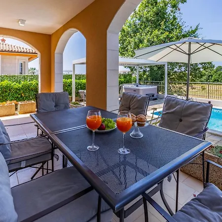 Lotus With Pool And Jacuzzi Pula