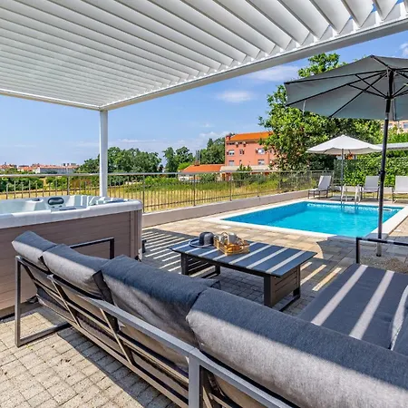 Villa Lotus With Pool And Jacuzzi Pula