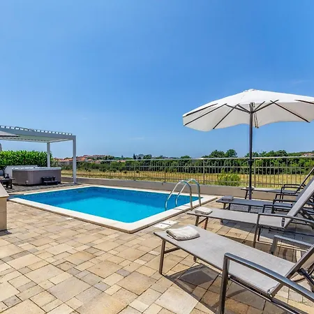Lotus With Pool And Jacuzzi Pula
